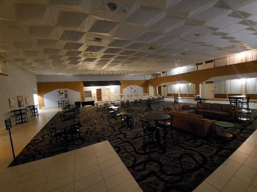 C3 Hotel And Convention Center Hastings Esterno foto